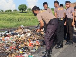 Peduli Lingkungan, Polres Jeneponto Gotong Royong Bersihkan Sampah di Tepi Jalan