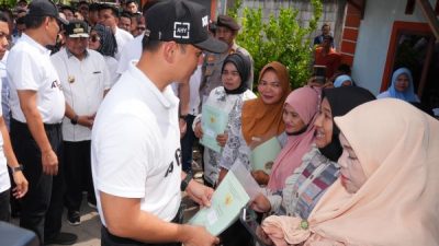 Pj Gubernur Sulsel Dampingi Menteri AHY Serahkan 50 Sertipikat Hasil PTSL