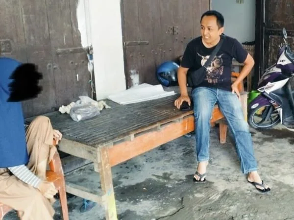 Pihak kepolisian saat mengamankan terduga pelaku (Dok : Ist).