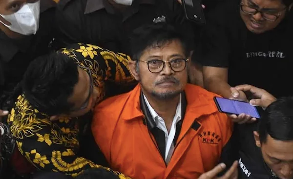 Mantan Menteri Pertanian Syahrul Yasin Limpo mengenakan rompi KPK di Gedung Merah Putih KPK, Jakarta, Jumat (13/10/2023). - Antara - Eko Suwarno