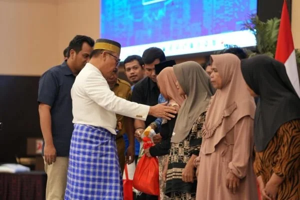 Gubernur Sulbar saat menyerahkan secara simbolis bantuan pangan kepada masyarakat (dok:ist)