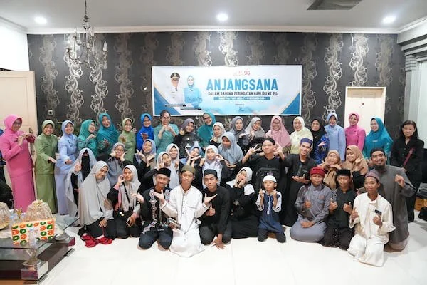 Pj Ketua TP PKK Sulsel, Ninuk Triyanti Zudan memberi dukungan kepada karyawan Donat Tuli Cafe Mella (Dok: Ist)