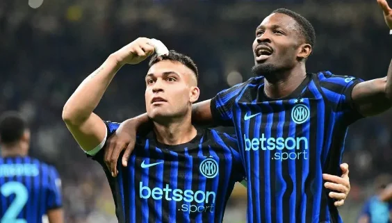 Lautaro Martinez merayakan gol ketiga timnya dengan Marcus Thuram dalam pertandingan  sepak bola Serie A Liga Italia antara Inter Milan vs AS Roma di stadion San Siro di Milan, pada 5 April 2026. (Foto oleh Stefano RELLANDINI / AFP)(AFP/STEFANO RELLANDINI