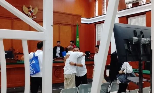 Ahmad Susanto saat mengikuti sidang di PN Makassar (Dok: Ist).