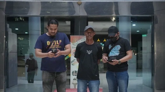 T (43) merupakan mantan Kepala Desa Nepo yang terjerat kasus dugaan Perkara Tindak Pidana Korupsi Penyalahgunaan Anggaran Dana Desa.
