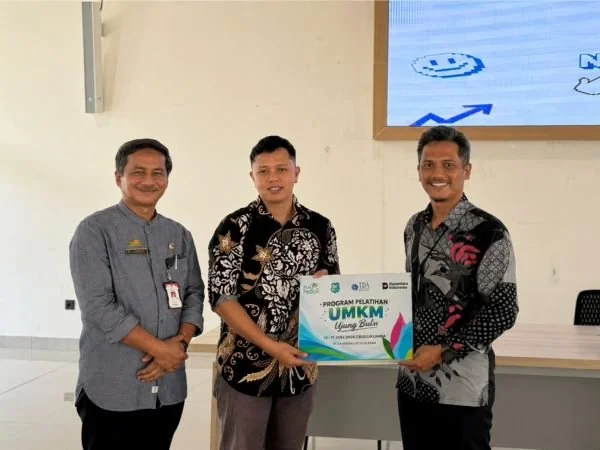 PLN menyerahkan bantuan secara simbolis kepada Yayasan TDA dan Pemerintah Kabupaten Bulukumba sebagai bentuk dukungan terhadap pelaksanaan Program Pelatihan UMKM Ujung Bulu. (Dok: Ist)