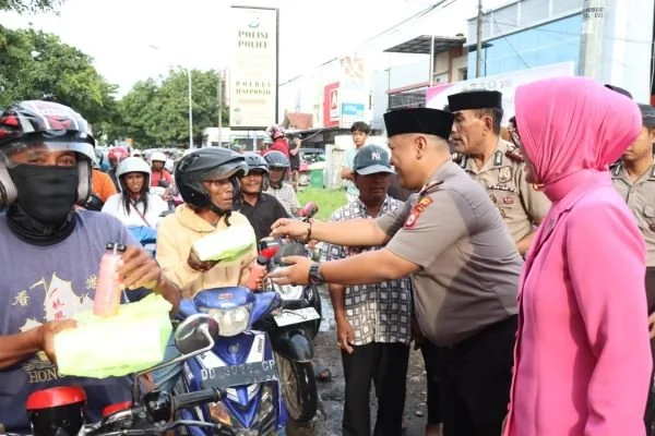Kapolres Jeneponto AKBP Haryo Basuki bagi-bagi takjil kepada pengguna jalan dan warga sekitar. (Dok: Ist)