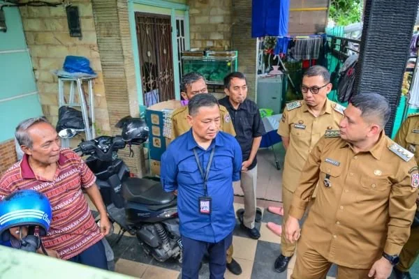 Suasana Warga NTI Penerimaan air bersih dari PDAM (Dok: Ist).