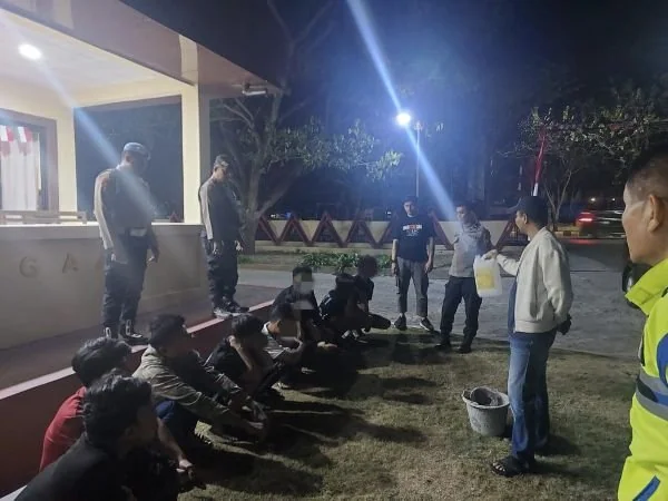 Kapolres Jeneponto, AKBP Widi Setiawan, saat memberikan arahan kepada sejumlah pelajar yang sedang menggelar pesta miras (Dok : Ist).