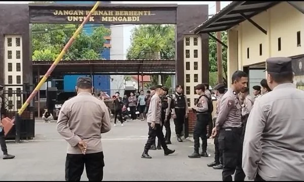 Massa aksi saat mendatangi Mapolres Takalar (Dok : Ist).