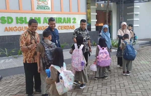 Sekolah Islam Athirah bangun budaya positif dan karakter siswa lewat pembiasaan sapa pagi (Dok: Ist)