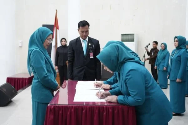 Ketua Tim Penggerak PKK Kota Makassar, Melinda Aksa, saat Melantik Ketua TP PKK Kecamatan (Dok: Ist).