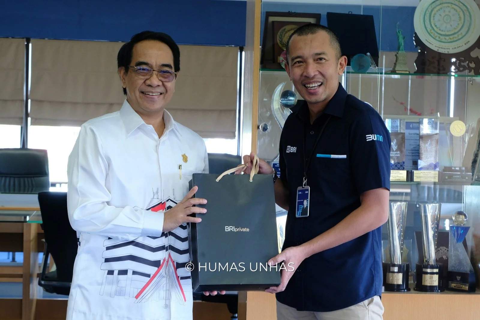 Rektor Universitas Hasanuddin Prof. Jamaluddin Jompa mendiskusikan peluang kerjasama dalam merintis program pengembangan UMKM yang dilakukan oleh BRI.