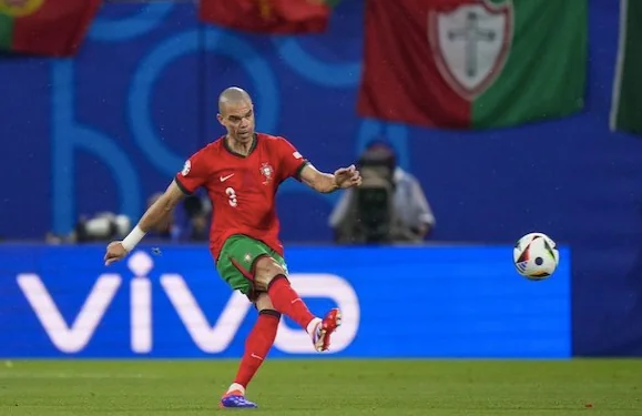 Pepe pada laga Portugal vs Republik Ceko di Euro 2024 (c) AP Photo/Petr Josek