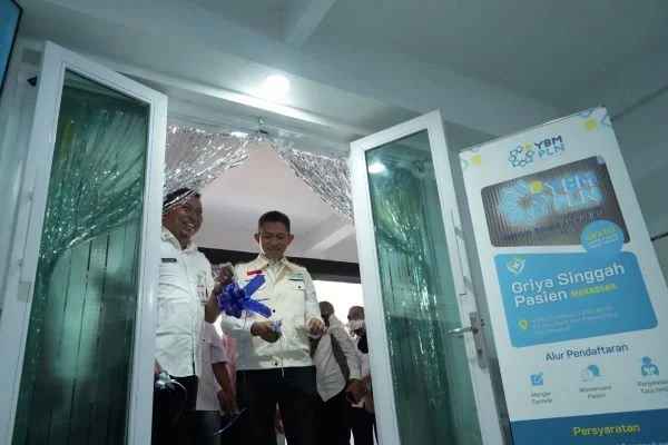 General Manager UID Sulselrabar, Edyansyah bersama Kepala Dinas Sosial Provinsi Sulawesi Selatan, H Abd Malik Faisal meresmikan secara simbolis Griya Singgah Pasien Makassar. (Dok: Ist)