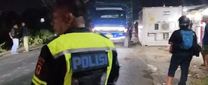 Truk kontainer dan sepeda motor yang terlibat kecelakaan di Jalan Poros Galesong–Makassar, Takalar.