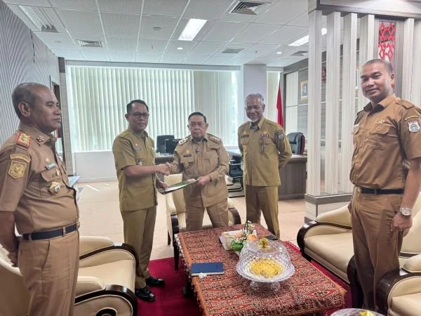 Wakil Gubernur Sulbar, Salim S Mengga saat menyerahkan Surat Perintah Sebagai Pelaksana Tugas Asisten Perekonomian dan Pembangunan (Dok : Ist).