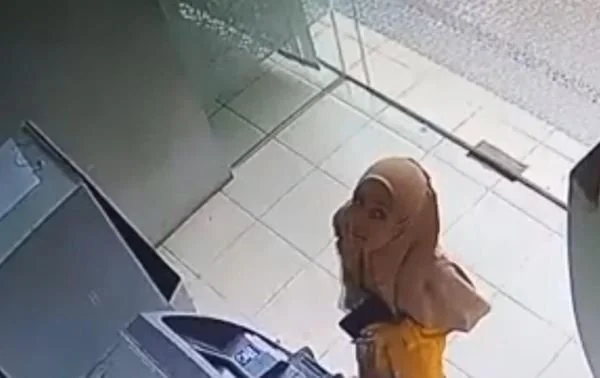 Cuplikan rekaman cctv diduga pelaku pencurian hp (dok : Ist).