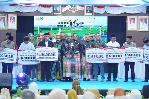 Gubernur Sulawesi Selatan, Andi Sudirman Sulaiman salurkan bantuan di HUT Jeneponto. (Dok: Ist)