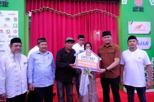 Bupati Gowa, Adnan Purichta Ichsan menyerahkan bantuan rumah secara simbolis kepada Halid Dg Lewa yang kesehariannya bekerja sebagai petani.