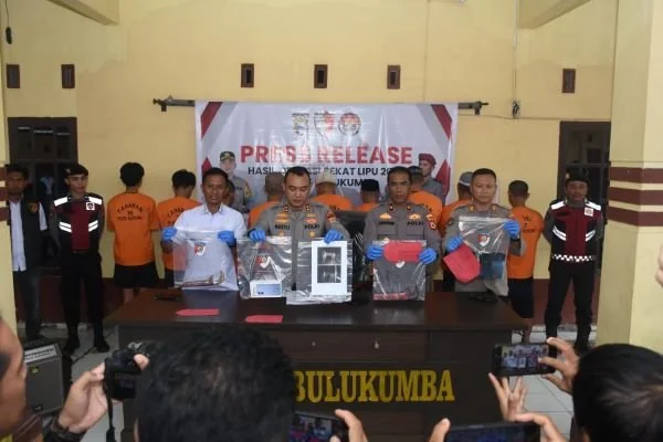 Kapolres Bulukumba, AKBP Restu Wijayanto saat menunjukan barang bukti (Dok : Ist).