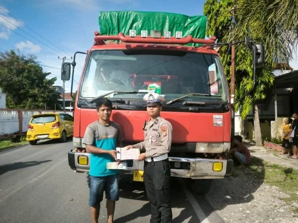 Satlantas Polres Majene saat menahan kendaraan overload (Dok : Ist).