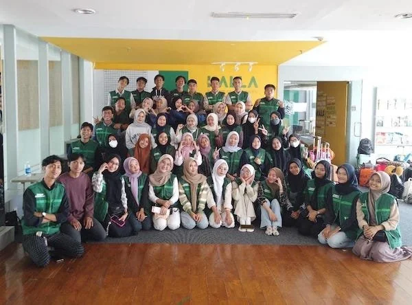 Para penerima Beasiswa Kalla 2024 berfoto bersama di Creative Innovation Studio Wisma Kalla (Dok: Ist)