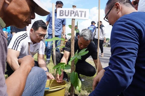 Bupati Jeneponto, Paris Yasir dan Forkopimda saat melakukan penanaman pohon dalam peringatan Hari Bumi Sedunia. (Foto/ist).