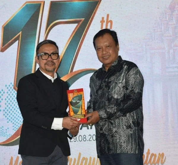 Perwakilan dari Komisaris PT Telkom Akses Arry Abdi Syalman saat  menerima penghargaan dari KabarMakassar sebagai Tokoh Muda Profesional (Dok: KabarMakassar)