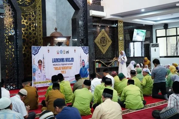Pj Ketua TP PKK Sulsel, Ninuk Triyanti Zudan di Masjid Mardhiyyah (Dok: Ist).