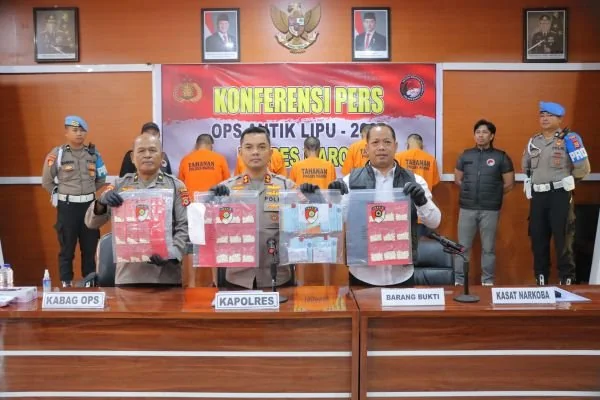 Kapolres Maros, AKBP Douglas Mahendrajaya saat memberikan keterangan pers (Dok : Ist).