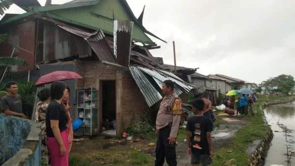 Wakapolres Maros Kompol Ahmad Rosma Turun Langsung Meninjau Rumah Rusak Akibat Angin Puting Beliung, (Dok: Ist).
