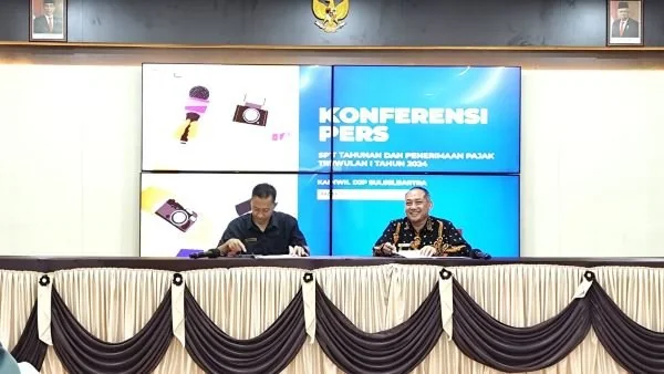 Kepala Bidang Penyuluhan, Pelayanan dan Hubungan Masyarakat, Sunarko (kanan) dan Kepala Bidang Data dan Pengawasan Potensi Perpajakan Kanwil Sulselbartra, Soebagio (kiri). (Foto : Hanifah).