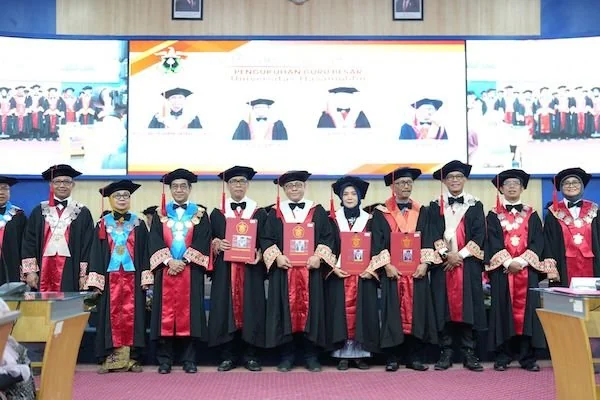 Pengukuhan empat guru besar baru Unhas rumpun ilmu sosial. Dok. Ist