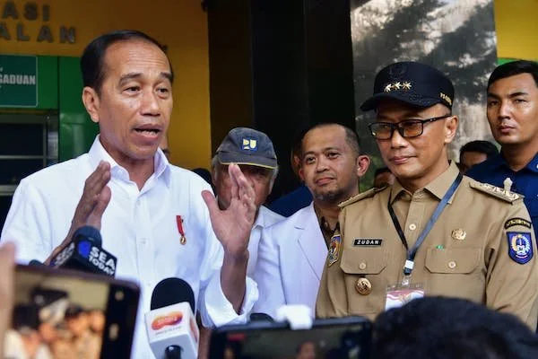 Pj Gubernur Sulsel, Prof Zudan Arif Fakrulloh saat mendampingi Presiden RI, Joko Widodo pada kunjungan kerja di Sulsel (Dok: Ist)
