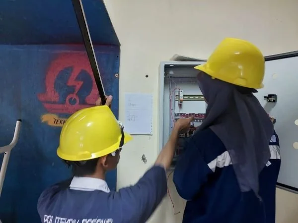 Mahasiswa Teknik Listrik Politeknik Bosowa saat praktikum instalasi listrik di kampus Poltekbos.