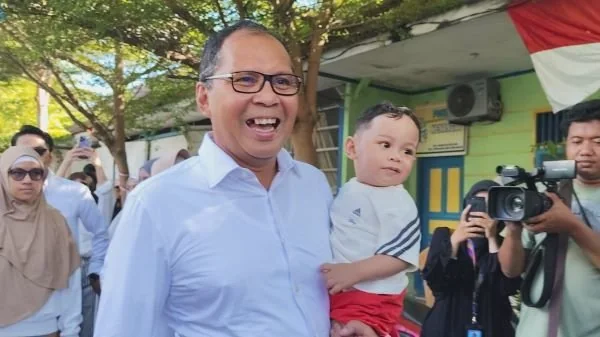 Calon Gubernur Sulsel nomor urut 01, Moh Ramdhan Pomanto saat mendatangi TPS 001 Kelurahan Maricaya Selatan, Kecamatan Mamajang (Dok : Hanifah KabarMakassar).