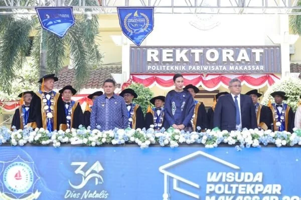 Menteri Pariwisata dan Ekonomi Kreatif, Widiyanti Putri Wardhana saat menghadiri Dies Natalis ke-34 Politeknik Pariwisata (Poltekpar) Makassar (Dok: Ist).