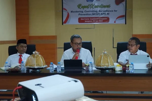Bupati Jeneponto, Paris Yasir dan Sekda Muh. Arifin Nur dan Kepala Inspektorat, Maskur saat menghadiri Rapat Koordinasi MCSP KPK RI. (Ist).