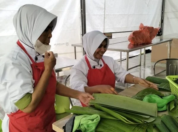 Persiapan penyajian menu buka puasa di Masjid Al-Markaz (Dok: Ist)