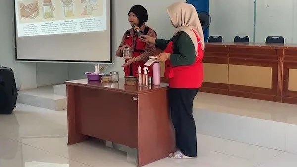 KKN Unhas saat Ajarkan Warga Olah Feses Sapi jadi Pupuk Kompos (Dok: Ist).