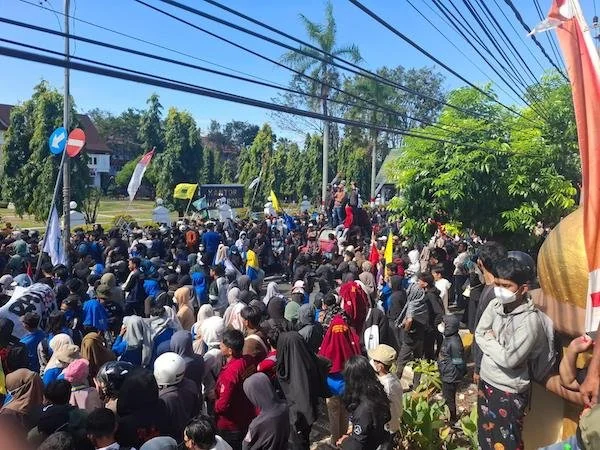 massa aksi tolak kenaikan PBB P2 di Kantor Bupati Bone (Dok:Ist)