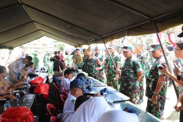 Panglima Kodam XIV/Hasanuddin, Mayjen TNI Bobby Rinal Makmun menyapa para siswa saat menggelar Bakti Sosial (Dok : Ist).