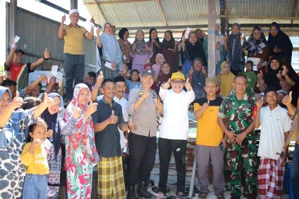 Anggota Komisi III DPR RI dari Fraksi Partai Golkar, Taufan Pawe, saat Menyerap Aspirasi warga Pulau di Pangkep, (Dok: Ist).