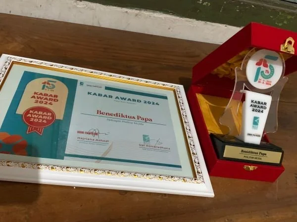 Benidiktus Papa meraih Kabar Award 2024 (Dok : KabarMakassar).