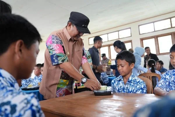 Pj Gubernur Sulbar bersama rombongan saat melakukan Uji Coba Makan Bergizi Gratis di SMP Negeri 1 Nosu (Dok : Ist).