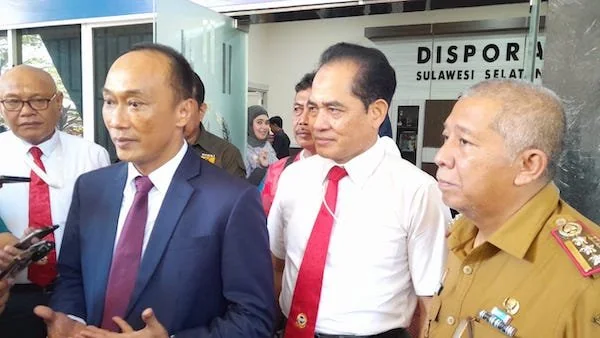 Pj Gubernur Sulsel, Prof Zudan Arif Fakrulloh dan Kepala Dispora Sulsel, Suherman pada Kejuaraan Karate Gubernur Cup 1 di Gor Sudiang (Dok: Nofi KabarMakassar)