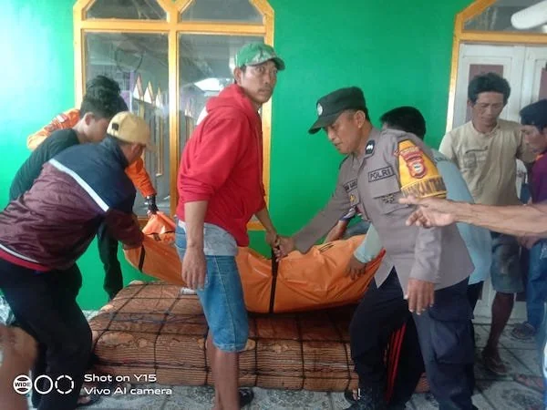 Rahmat Hidayat (28), saat dievakuasi Tm Basarnas gabungan. (Ist).