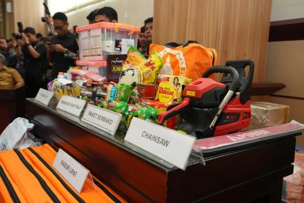 Simbolis bantuan penanganan bencana di Provinsi Sulsel (Dok: Ist).