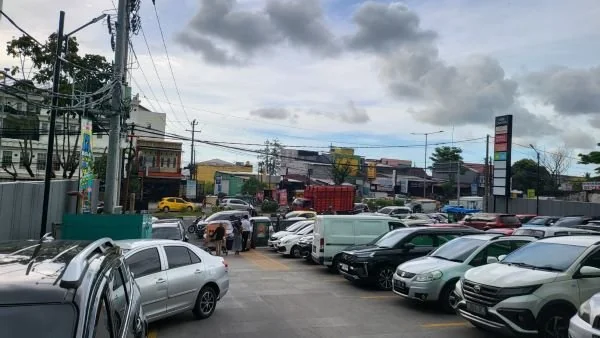 Tampak kondisi jalan Perintis Kemerdekaan Kecamatan Tamalanrea tepatnya lampu merah perempatan BTP, Makassar.